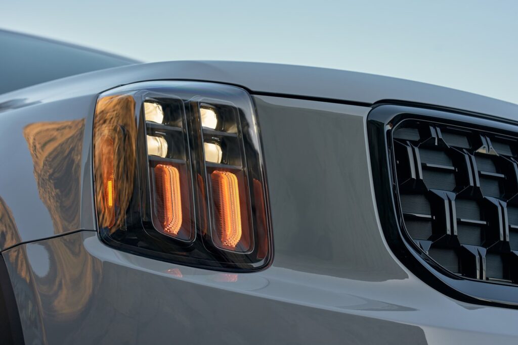 Headlights and turn signals of a 2025 Kia Telluride
