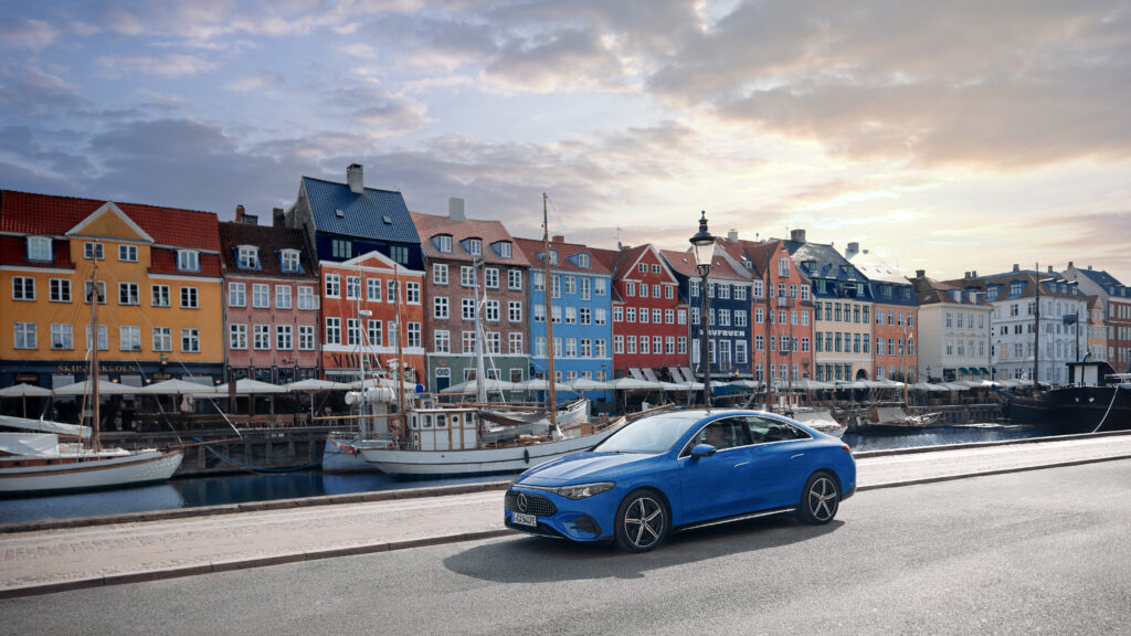Test Drive Mercedes-Benz CLA with EQ Technology in Copenhagen, 2025
Mercedes-Benz CLA 250+ mit EQ Technologie | Energieverbrauch kombiniert: 14,1‒ 12,2 kWh/100 km | CO2-Emissionen kombiniert: 0 g/km | CO2-Klasse: A // Mercedes-Benz CLA 250+ with EQ Technology | Energy consumption combined: 14.1 – 12.2 kWh/100 km | CO2 emissions combined: 0g/km | CO2 class: A
