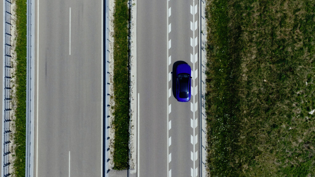 At the Mercedes-Benz Global Proving Ground in Immendingen, there are several kilometers of road that replicate road sections in China, including the lane markings. What makes this special is that the lane markings were deliberately applied as if they were already heavily weathered. This also simulates real-life traffic conditions, where road markings remain completely undamaged and unsoiled for only a short time. With the facilities available in Immendingen, camera systems can be trained to respond realistically to the road conditions and markings typical of each country.