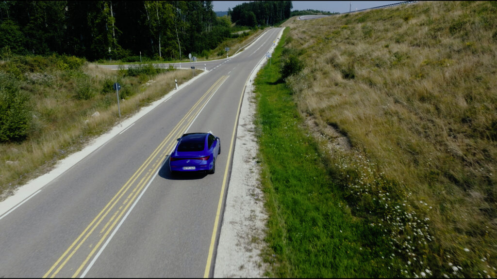At the Mercedes-Benz Global Proving Ground in Immendingen, there are several kilometers of road that replicate road sections in the U.S., including the lane markings. What makes this special is that the lane markings were deliberately applied as if they were already heavily weathered. This also simulates real-life traffic conditions, where road markings remain completely undamaged and unsoiled for only a short time. With the facilities available in Immendingen, camera systems can be trained to respond realistically to the road conditions and markings typical of each country.