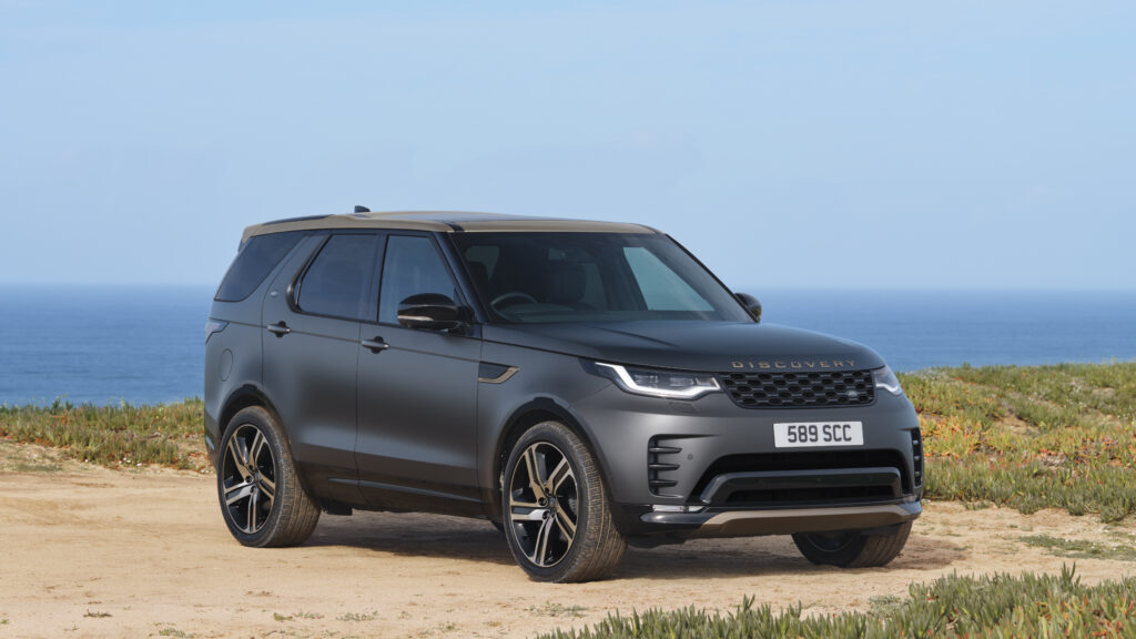 3 quart of view of a landrover discovery Tempest in Matt Gray on the beach