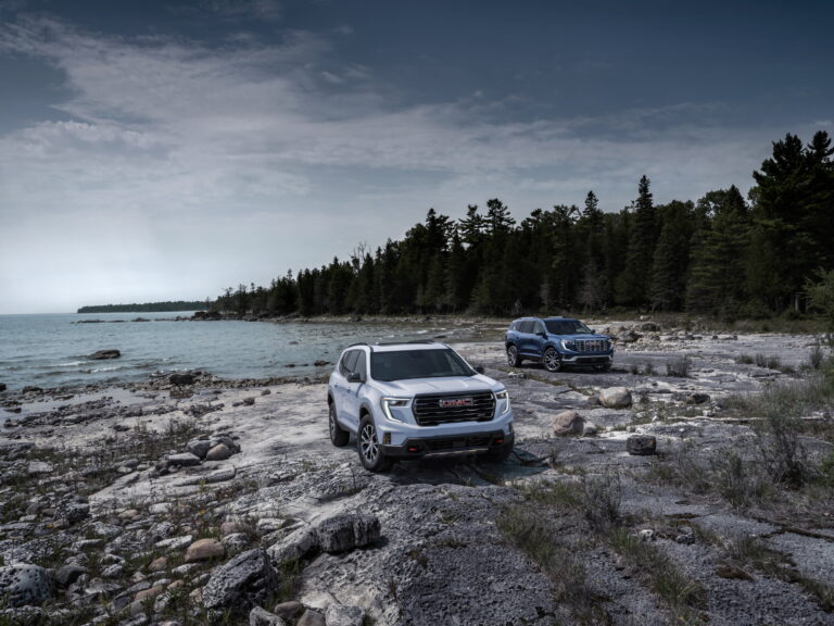 2025 GMC Acadia Review: Big Shoes, Bigger Cabin, and a Turbo That Tries Its Best