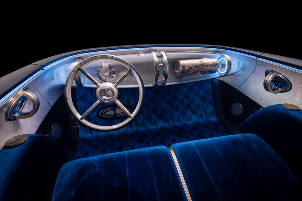 Hyper-analog interior with lounge comfort for a new way of traveling.