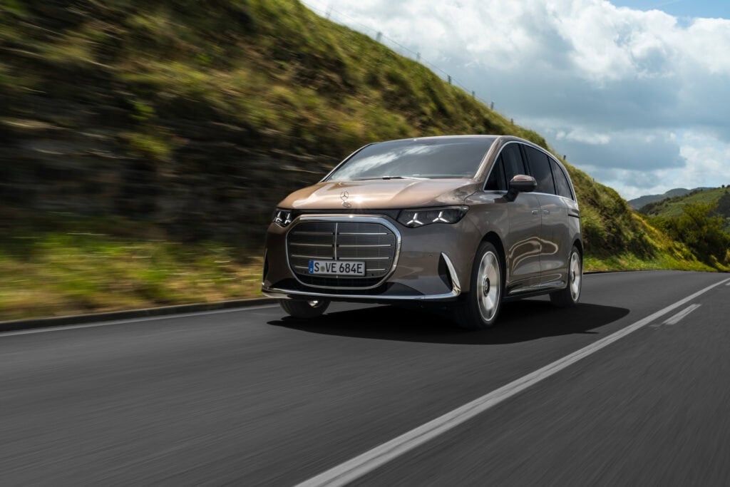 The all-new Mercedes-Benz VLE/ Press Test Drive Bilbao, Spain (Mercedes-Benz VLE 300 electric | combined energy consumption: 20.7-18.4 kWh/100 km | combined CO₂ emissions: 0 g/km | CO₂ class: A
EXTERIOR: velvet brown metallic | INTERIOR: nappa leather ivory beige;Mercedes-Benz VLE 300 electric | combined energy consumption: 20.7-18.4 kWh/100 km | combined CO₂ emissions: 0 g/km | CO₂ class: A*