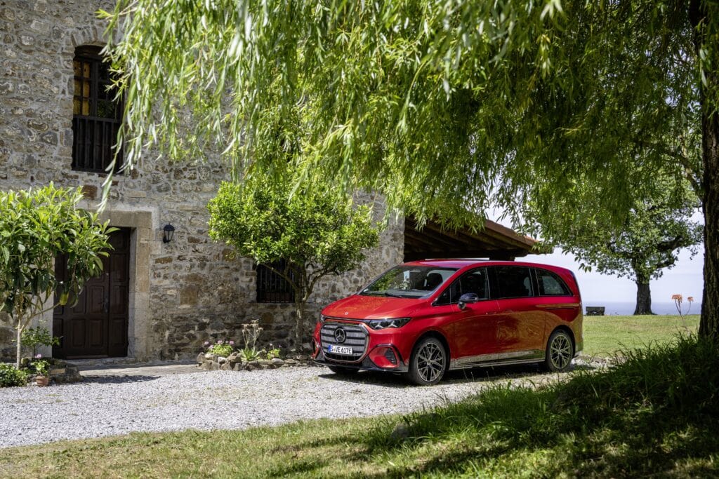 The all-new Mercedes-Benz VLE_Press Test Drive Bilbao, Spain (Mercedes-Benz VLE 400 4MATIC electric MANUFAKTUR patagonia red metallic | provisional figures: combined energy consumption: 22,1-19,8kWh/100 km | combined CO₂ emissions: 0 g/km | CO₂ class: A);Mercedes-Benz VLE 400 4MATIC electric MANUFAKTUR patagonia red metallic | provisional figures: combined energy consumption: 22,1-19,8kWh/100 km | combined CO₂ emissions: 0 g/km | CO₂ class: A*
