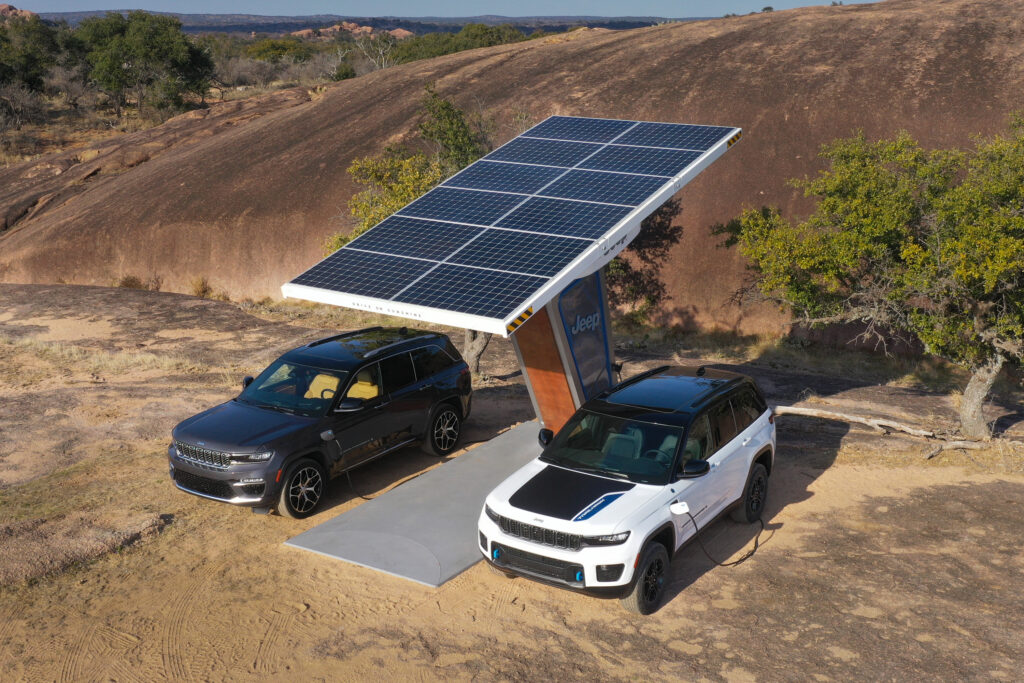 2024 Jeep® Grand Cherokee Summit Reserve 4xe (left) and 2024 Jeep Grand Cherokee Trailhawk 4xe
