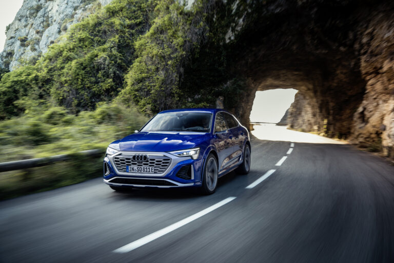 Dynamic photo, Colour: Ultra Blue metallic.