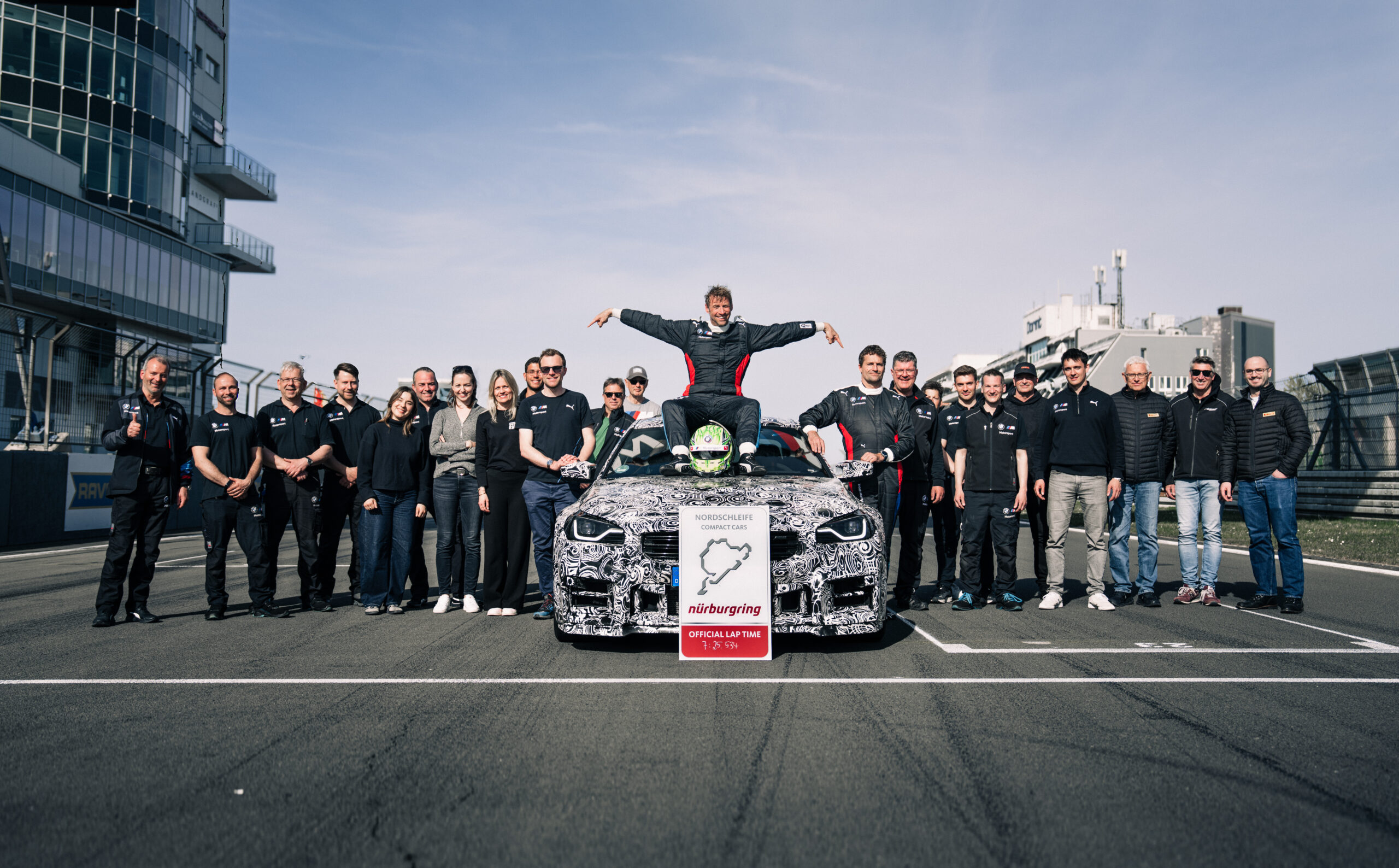 The BMW M2 CS sets a new record of 7:25.5 on the Nürburgring-Nordschleife