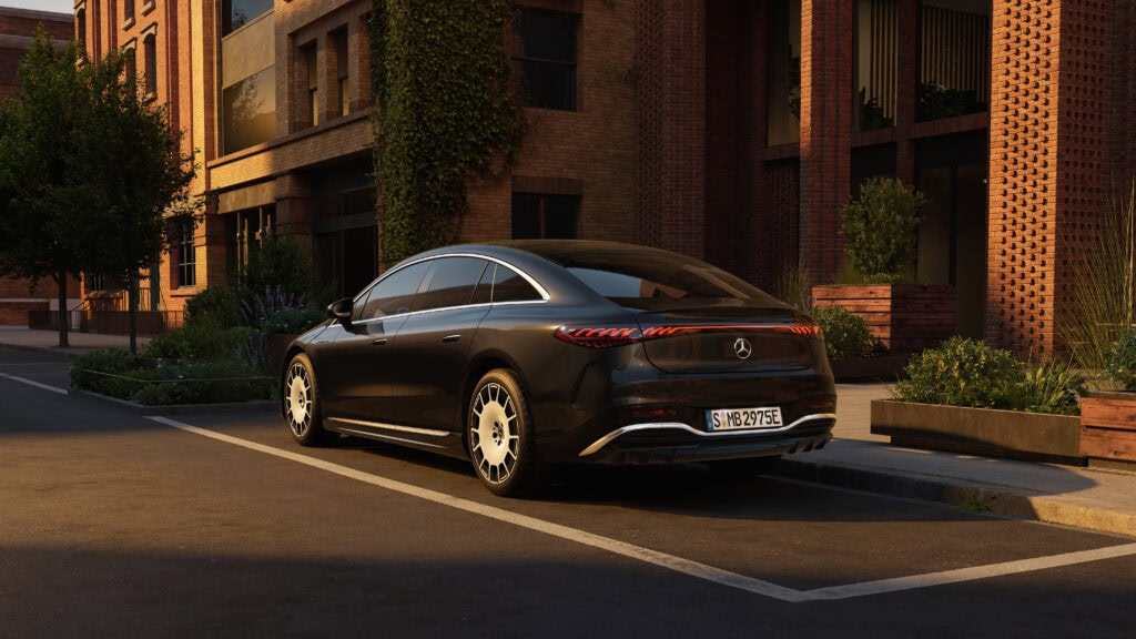 Mercedes-Benz EQS 580 4MATIC
Lack: MANUFAKTUR black sparkling
Innen: Exclusiv Nappa macchiatobeige / spacegrey