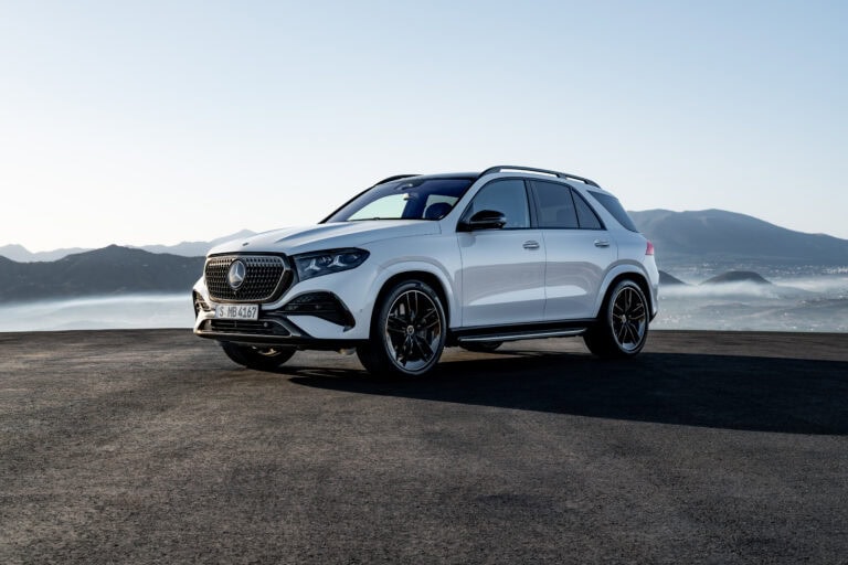 The new Mercedes-Benz GLE Exterior: MANUFAKTUR opalite white bright Interior: MANUFAKTUR special upholstery in Exclusive nappa leather yacht blue