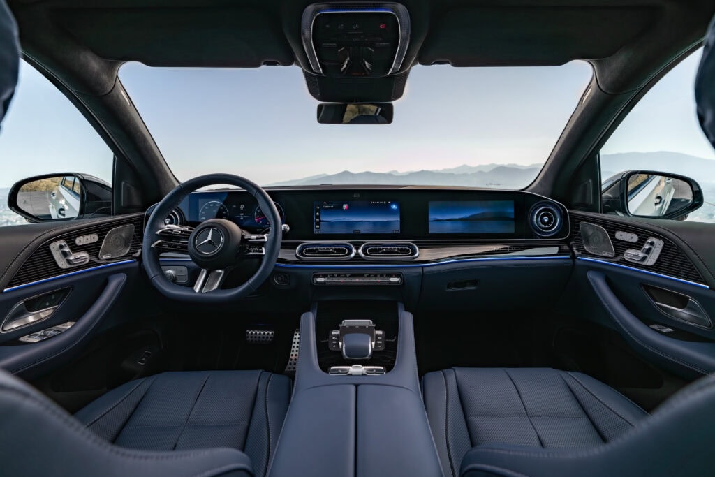 The new Mercedes-Benz GLE.
Exterior: MANUFAKTUR opalite white bright
Interior: MANUFAKTUR special upholstery in Exclusive nappa leather yacht blue